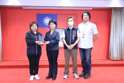 台中市158plus空間資訊網榮獲-2023雲端物聯網創新獎-傑出應用獎-台中市政府地政局長吳存金於今-20-日市政會議上頒獻獎座