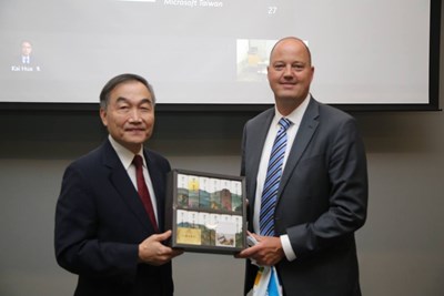 黃副市長與微軟全球公共事務群政府解決方案事業部總經理寇克亞瑟-kirk-arthur-相見歡