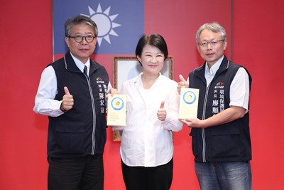 今-15-日市政會議由環保局長陳宏益代表獻獎給市府