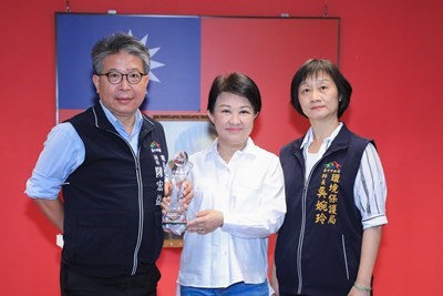 2023-go-smart-award-市政會議由環保局長陳宏益獻獎給市長盧秀燕
