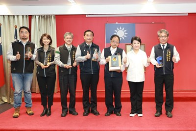 市府環境保護局於市政會議上頒獻獎盃