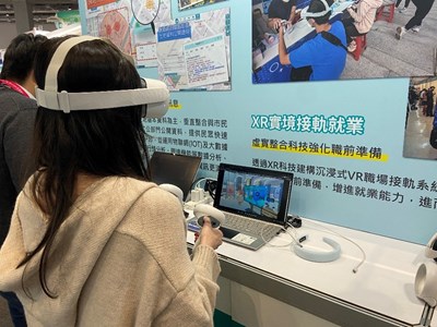 XR實境接軌就業專區現場民眾踴躍體驗