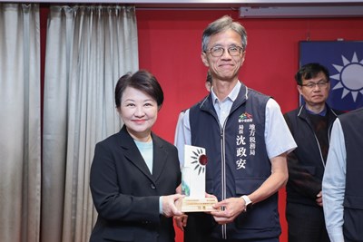 地稅局長沈政安今-11-日於市政會議接受盧市長的頒獎與表揚-強調未來將持續提供市民優質服務