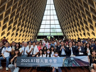 2025ai超人夏令營-與會貴賓與四所國小學生合影1