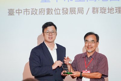市府數位局林局長代表受獎_0