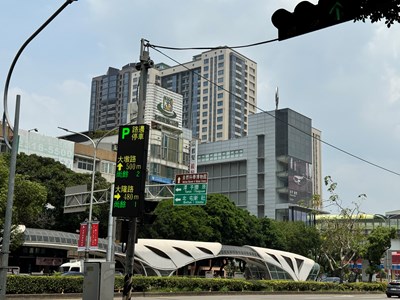 停車動態資訊導引面板採共桿附掛設置-減少公共設施桿件