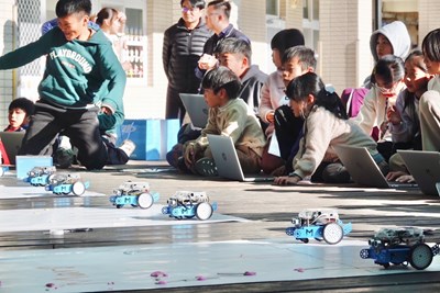 平等國小學童操作ai機器人-展示課程學習成果