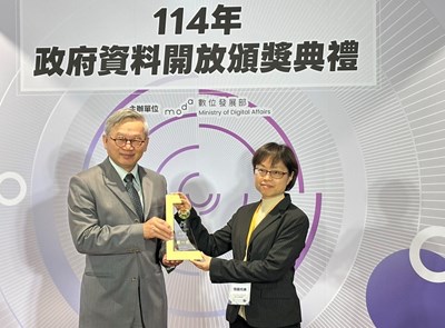 行政院吳誠文政務委員親頒-開放資料金質獎第一名-_0