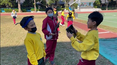翁子國小學生在校內透過平板數位學習