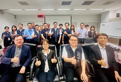 評審委員與所有入圍複賽團隊共同合影